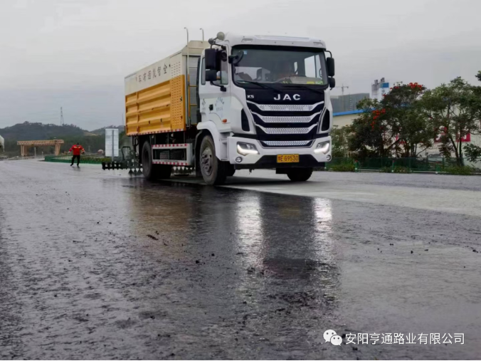 祝賀我司深汕西項目透層、封層試驗段圓 滿成功